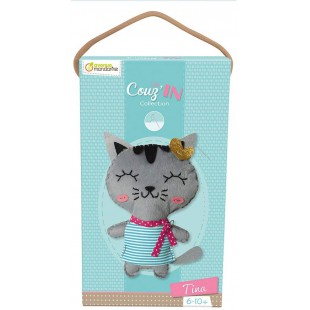 Avenue Mandarine 52654O - Une boite Little Couz'in comprenant une figurine en feutrine a  coudre 16x5x26 cm, fil et aiguille, Ti